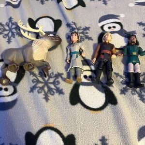 4 action figures from frozen. All with rotation heads.